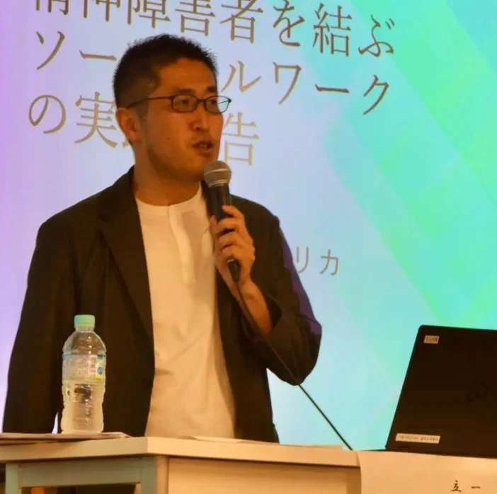 講演中の男性
