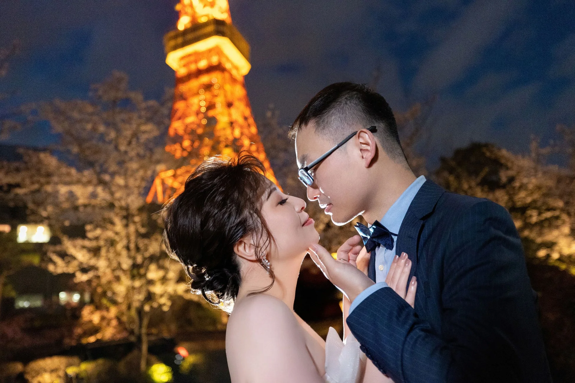 夜の東京タワーと桜のカップル