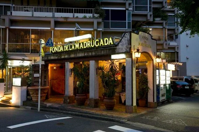 夜の街角にある「FONDA DE LA MADRUGADA」というレストランの外観。