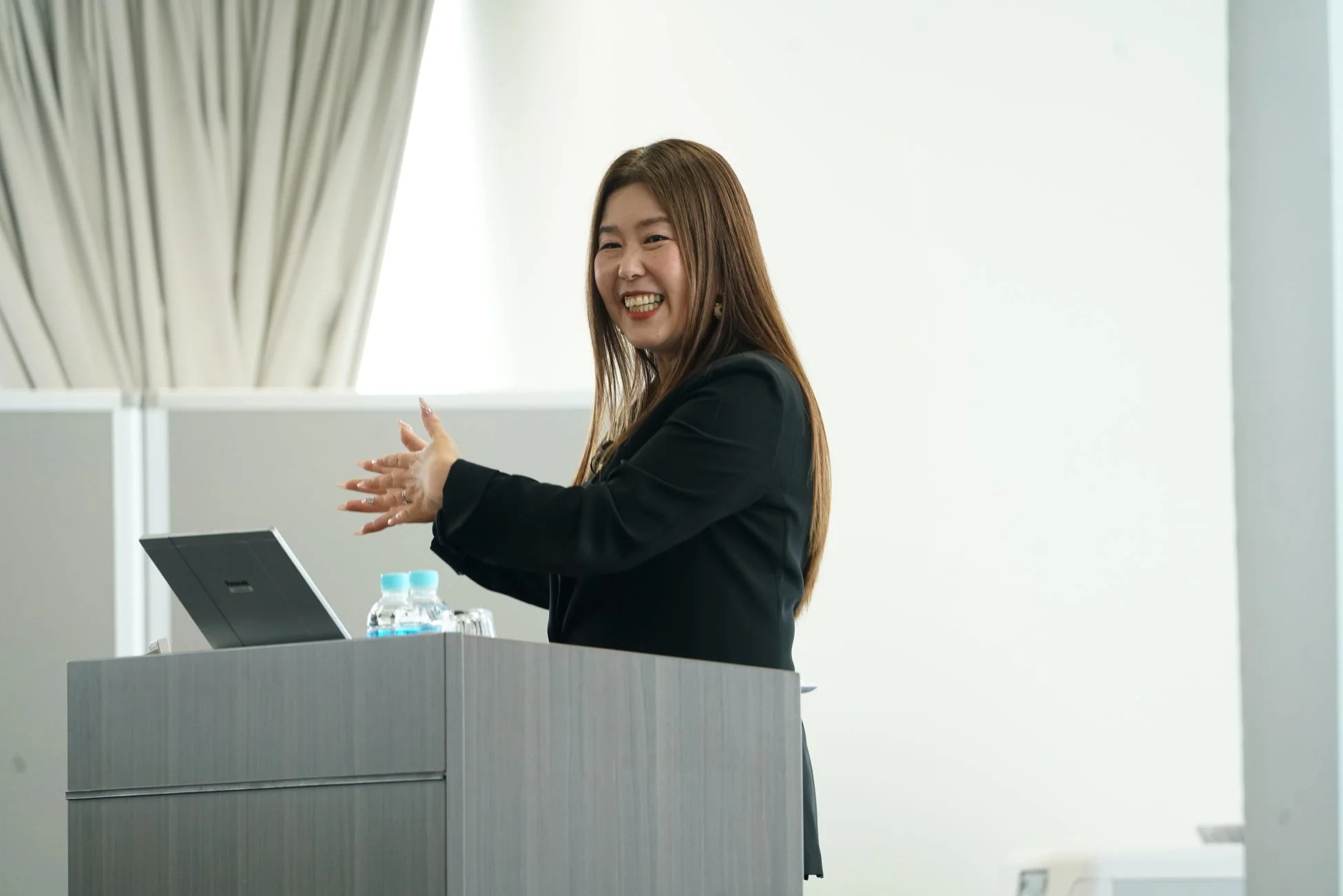 女性が講演台でプレゼン