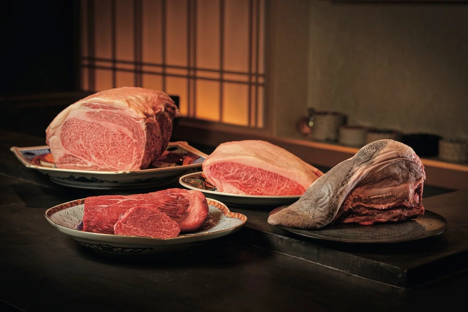 高級感のある空間に並べられた和牛の塊肉や切り身