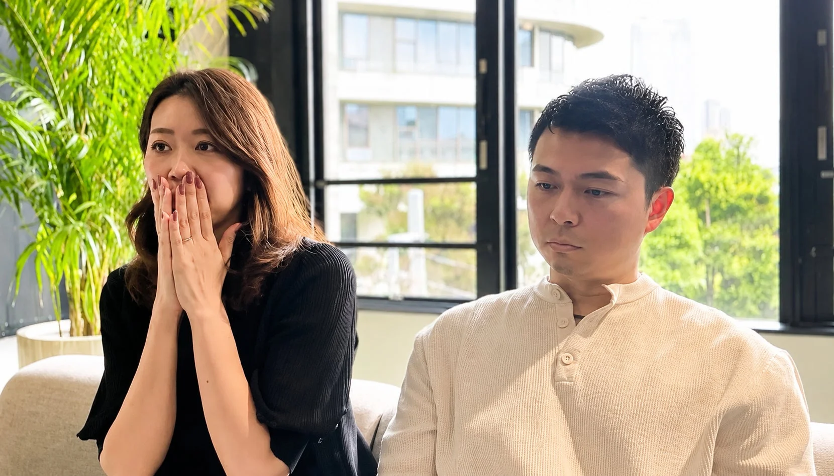 驚きと困惑の表情の男女