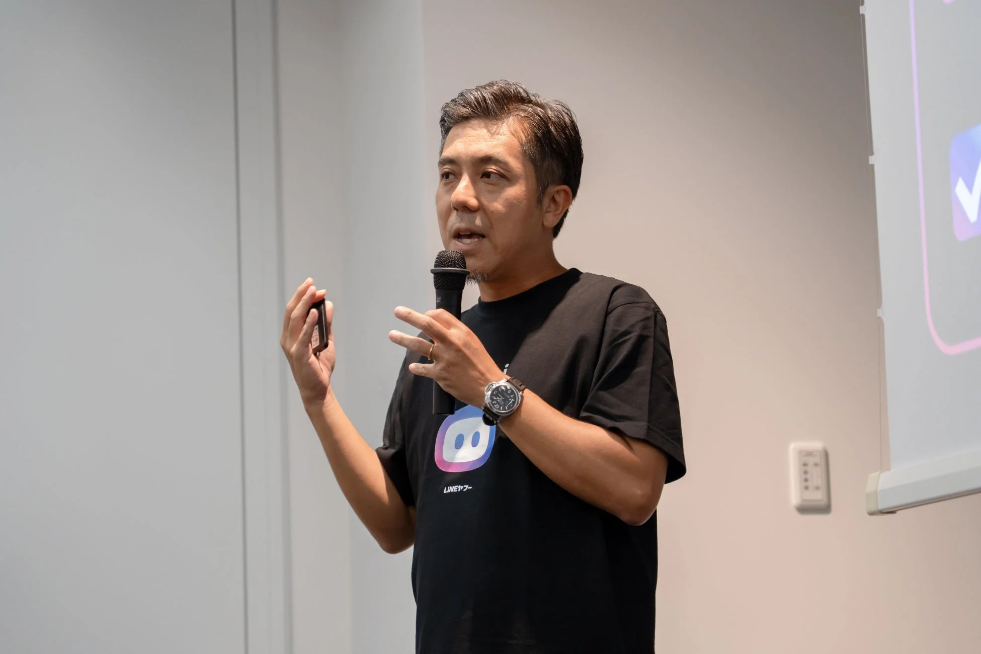 LINEヤフーのAI Agent統括SBUリード 葭沢 光伸氏が「Agent i」の実績と今後の見通しを発表している様子