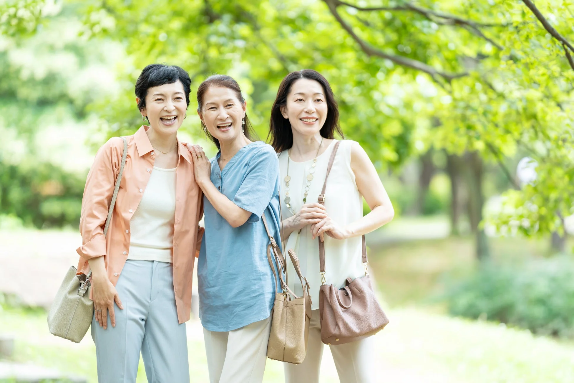 笑顔の女性3人