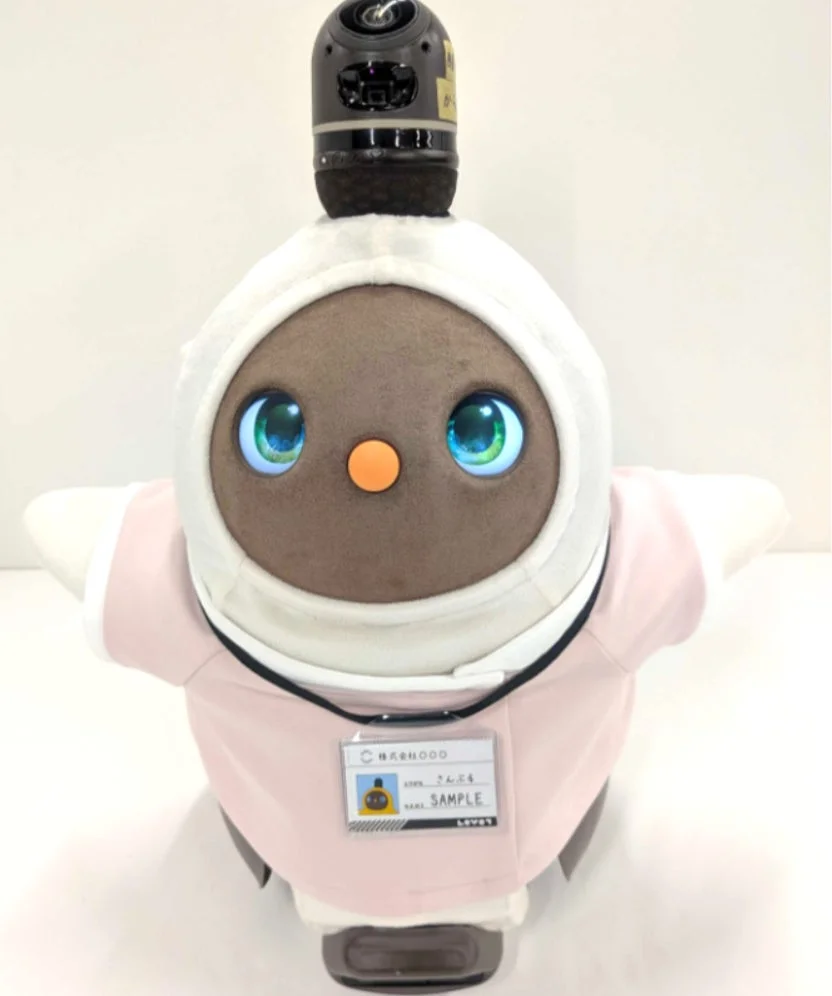 限定ネームプレートをつけたLOVOT