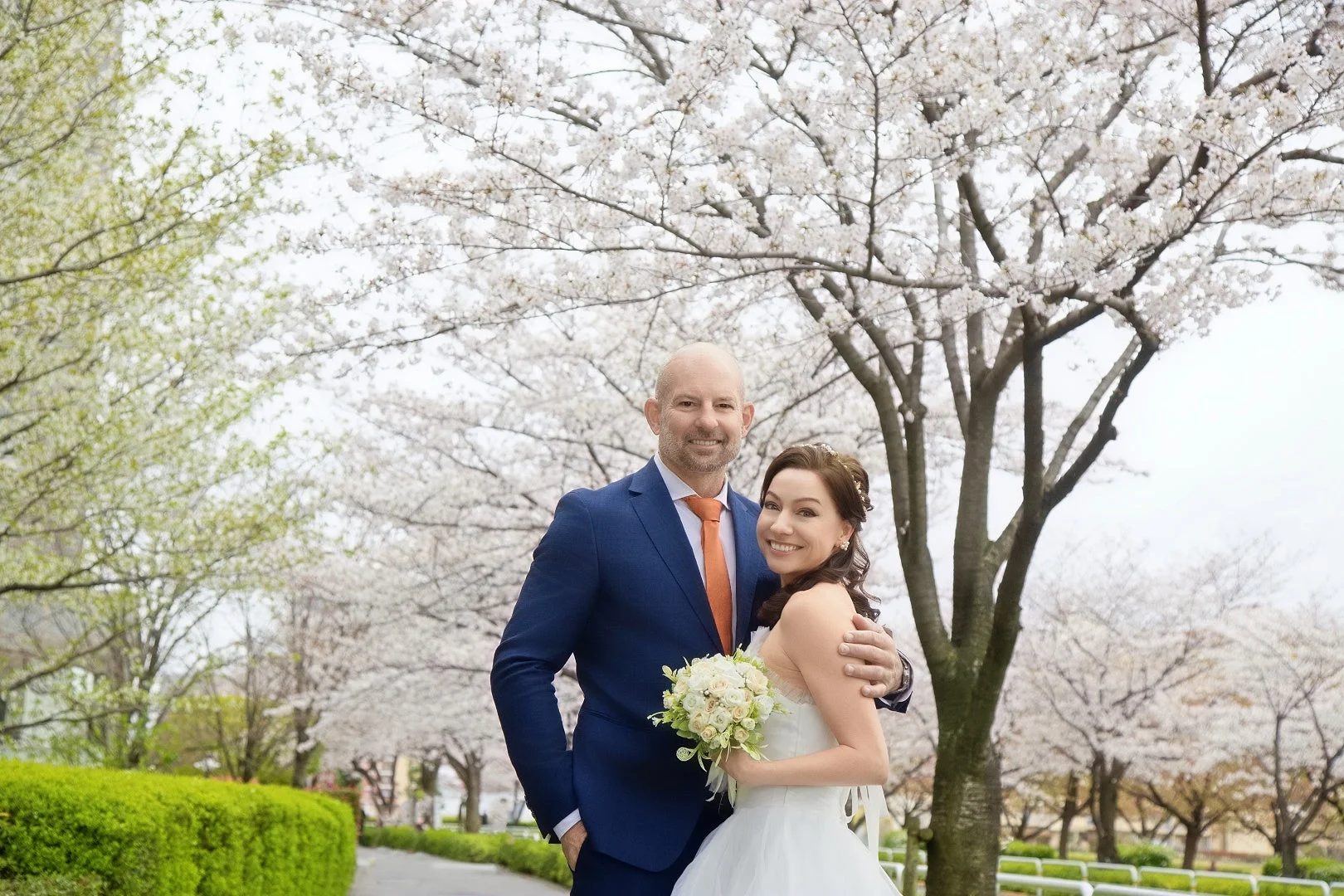 桜並木の新郎新婦