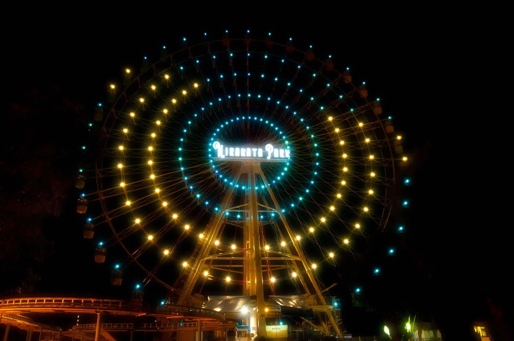ひらかたパークの観覧車の夜景