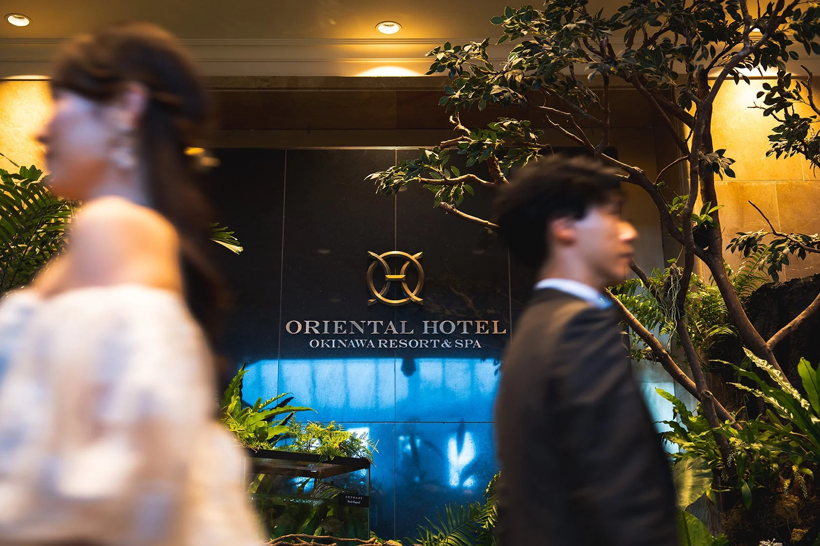 オリエンタルホテル沖縄リゾート＆スパのロビーで、ぼかされたカップルが写っています