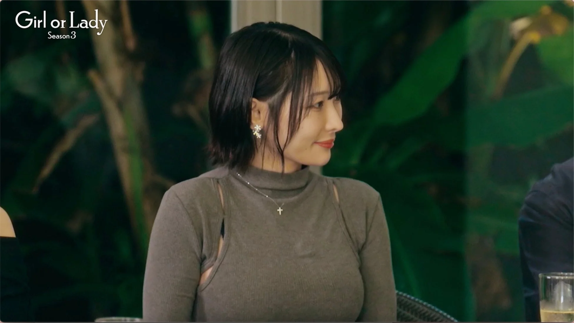 ショートヘアの女性の横顔