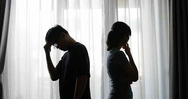 夫婦の悩みを示すシルエット