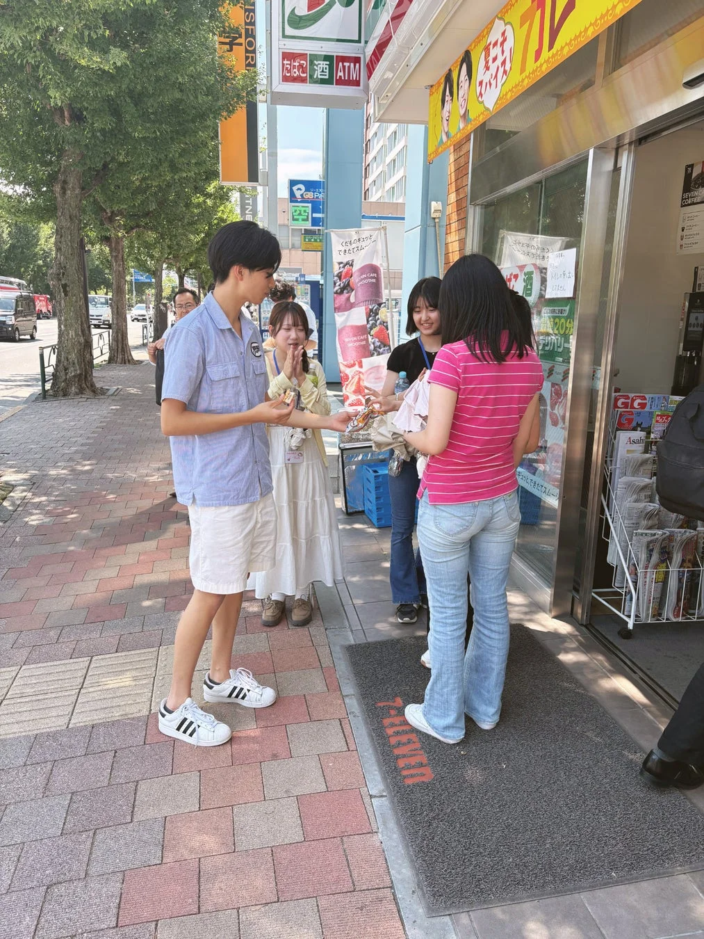 街を観察する参加者たち