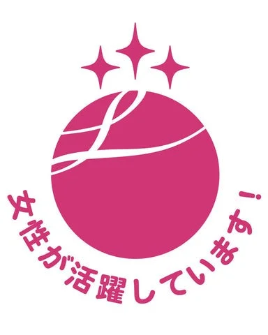 ピンク色の円形ロゴに3つの星が輝き、「女性が活躍しています！」というメッセージが添えられています。女性の活躍やエンパワーメントを象徴するデザインです。