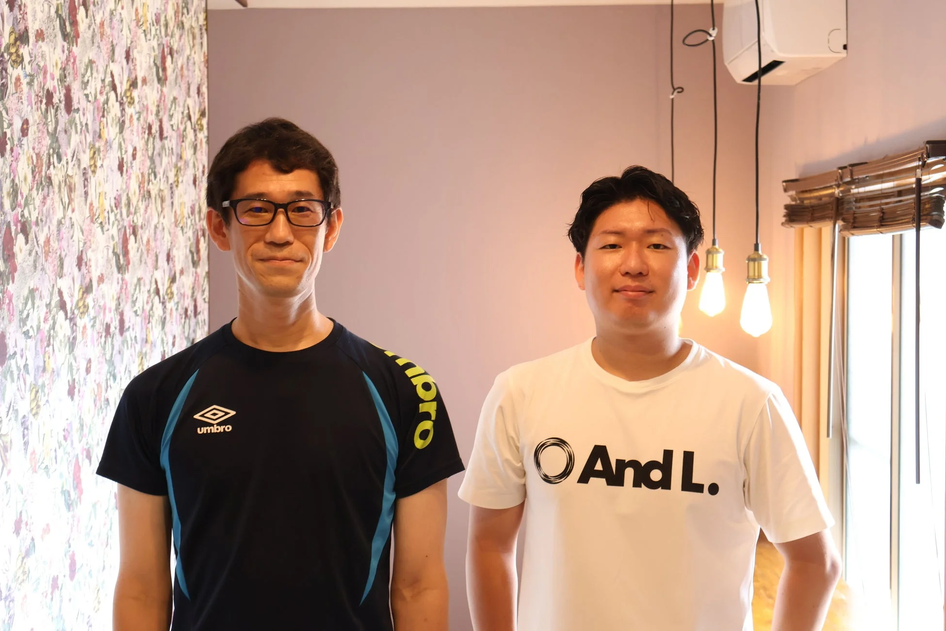 二人の男性が並んで立つポートレート