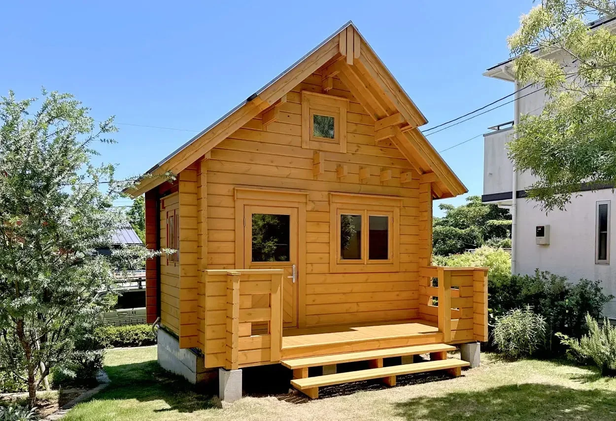 青空の下の小さな小屋