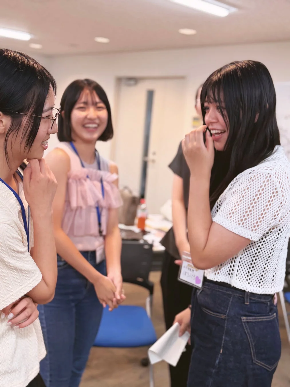 仲間と笑顔で会話する参加者