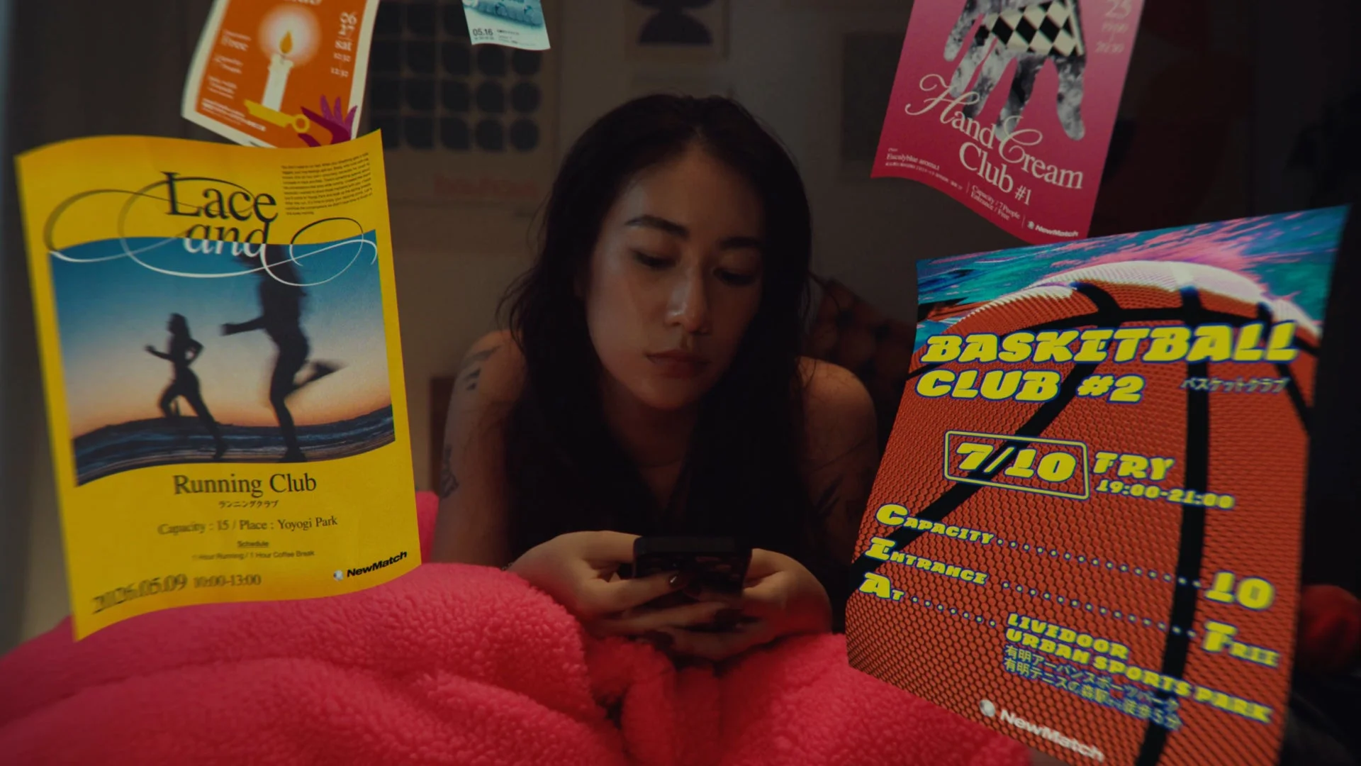 ベッドに横たわりスマートフォンを見る女性