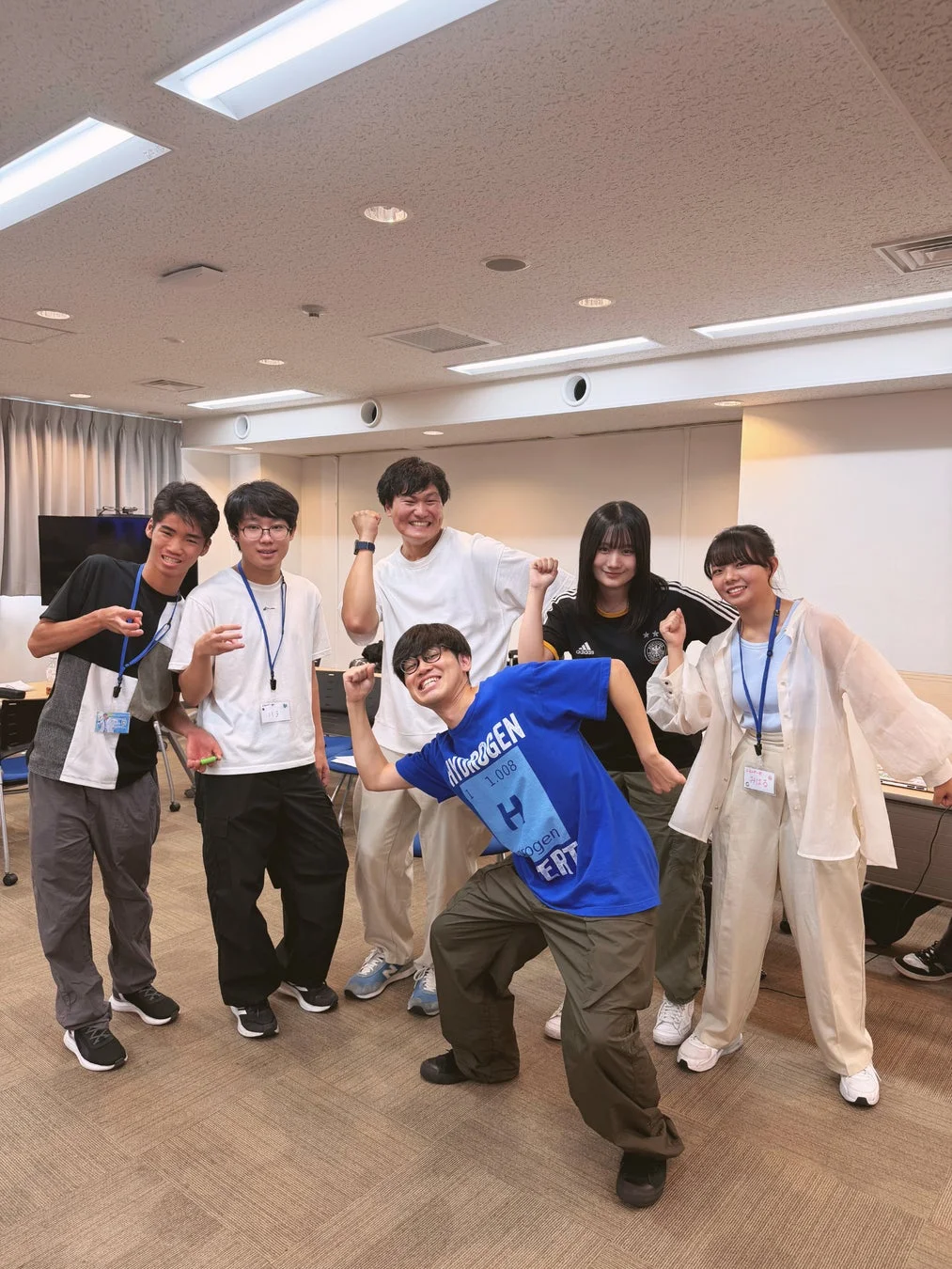 笑顔で集合写真に収まる参加者たち